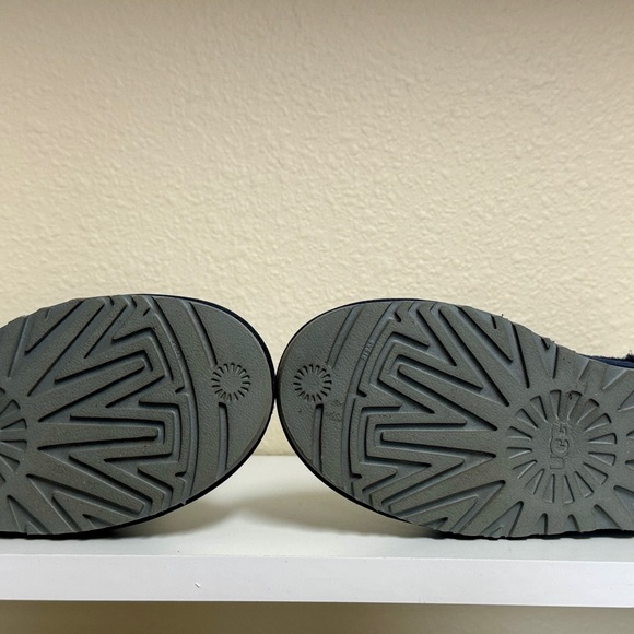 Worn once. Beautiful suede pattern on UGGs. Size 6. - Picture 5 of 6